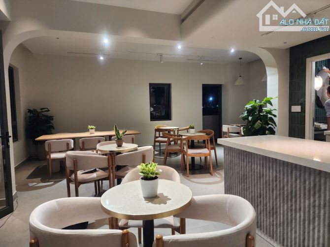 Nhà ở phố Thương mại vị trí đẹp, thoáng mát, mặt tiền đường rộng lớn - 6