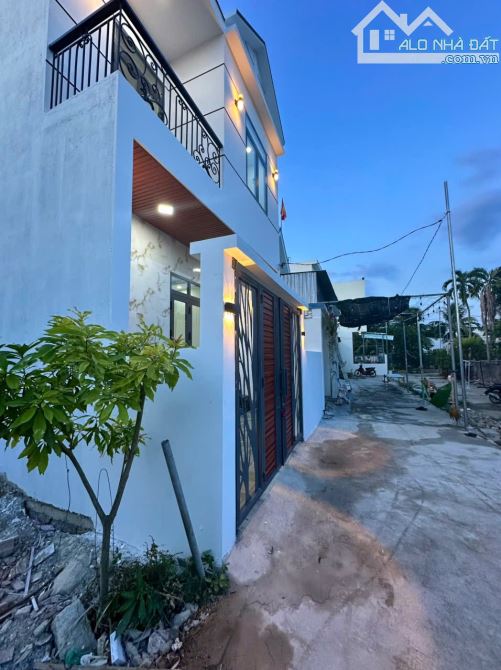 Nhà 2 Tầng đẹp kiên cố giáp ranh TT Diên Khánh cách Nha Trang 12Phut - 6