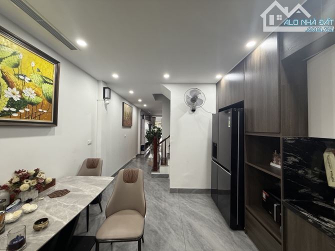 Nhà đẹp phố Nguyễn Văn Linh, 65m2- 6T, gara ô tô, thang máy, ngõ rộng thênh thang - 6