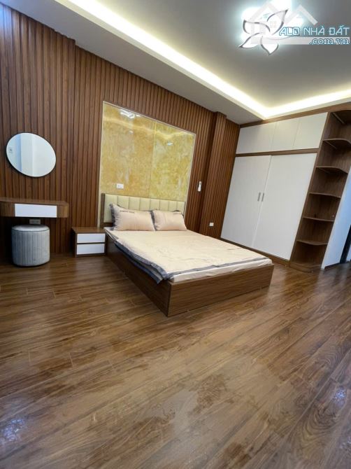 ĐẸP LUNG LINH. RỘNG RÃI, THOÁNG SÁNG. CÁCH PHỐ 15M. BA GÁC TO ĐỖ CỬA. - 6