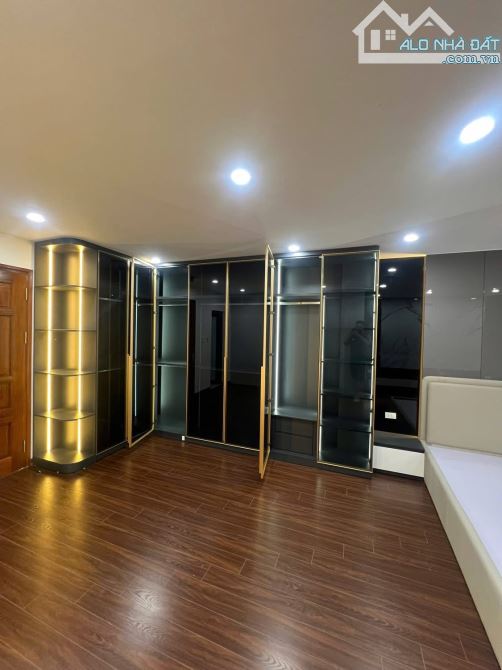 Lĩnh Nam - Phân lô vỉa hè 2 bên, nhà xây mới 100% - 70m*7T - 23.7 Tỷ - Vị trí cực đẹp - 7