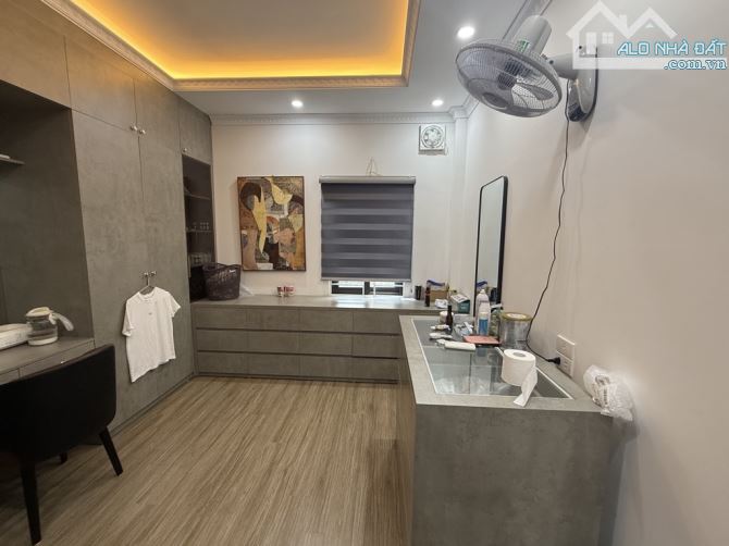 Nhà đẹp phố Nguyễn Văn Linh, 65m2- 6T, gara ô tô, thang máy, ngõ rộng thênh thang - 8