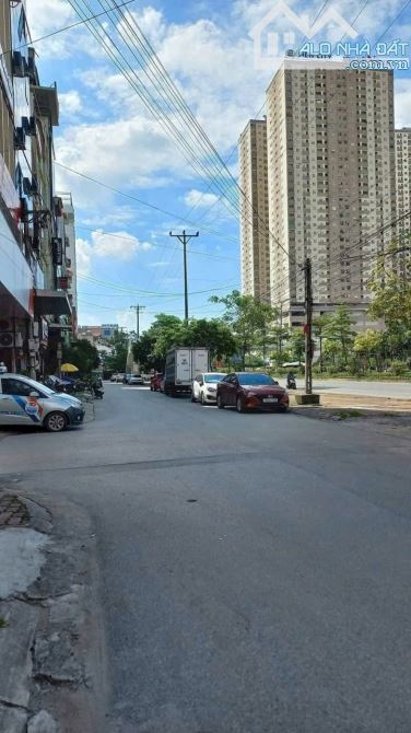 NHÀ DÂN XÂY 5 TẦNG THANG MÁY , NGAY ĐH THÀNH ĐÔ LAI XÁ , CC NEWCITY , 52m2 PHÂN LÔ VỈA HÈ