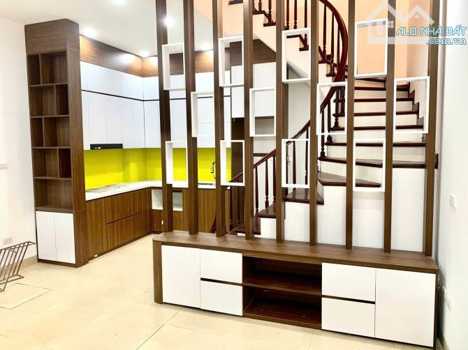 Cực hiếm! Bán nhà Kim Mã, ngõ nông, vài bước ô tô dừng đỗ, SH quay, Sổ CC, Kinh doanh, 43m