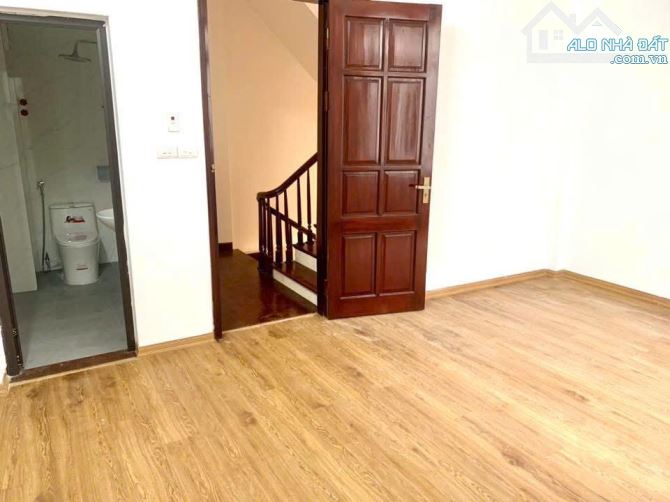 Cực hiếm! Bán nhà Kim Mã, ngõ nông, vài bước ô tô dừng đỗ, SH quay, Sổ CC, Kinh doanh, 43m