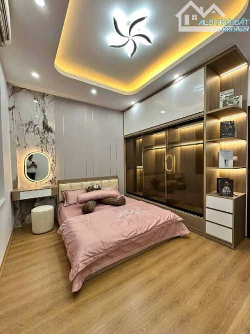 SIÊU VÍP MẶT PHỐ HỒNG TIẾN LONG BIÊN 7 TẦNG THANG MÁY FULL NỘI THẤT CAO CẤP CHỦ BÁN GẤ