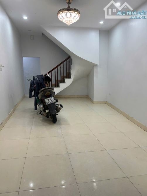 Cho thuê nhà ngõ phố Văn Chương Đống Đa 30m x 3 tầng, giá 8tr/tháng