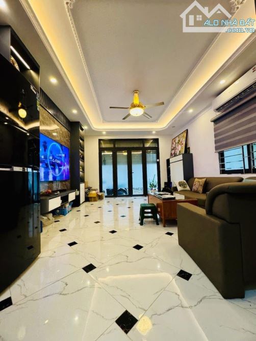 Lô góc duy nhất 5 tầng, 40m, chỉ 5 phút đến trường mầm non và tiểu học, ở sướng, Tam Trinh