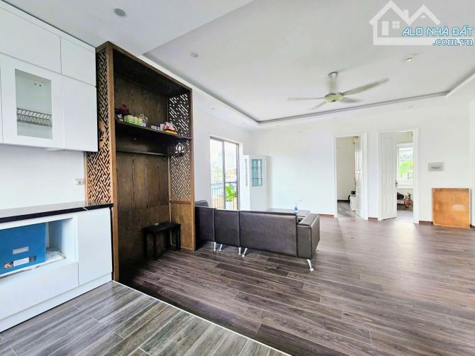 Bán căn hộ tại VĂN CAO, Liễu Giai. Căn hộ 3 ngủ, 2 wc. Căn góc, thoáng sáng.