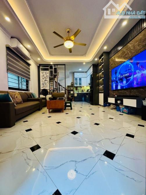 Lô góc duy nhất 5 tầng, 40m, chỉ 5 phút đến trường mầm non và tiểu học, ở sướng, Tam Trinh