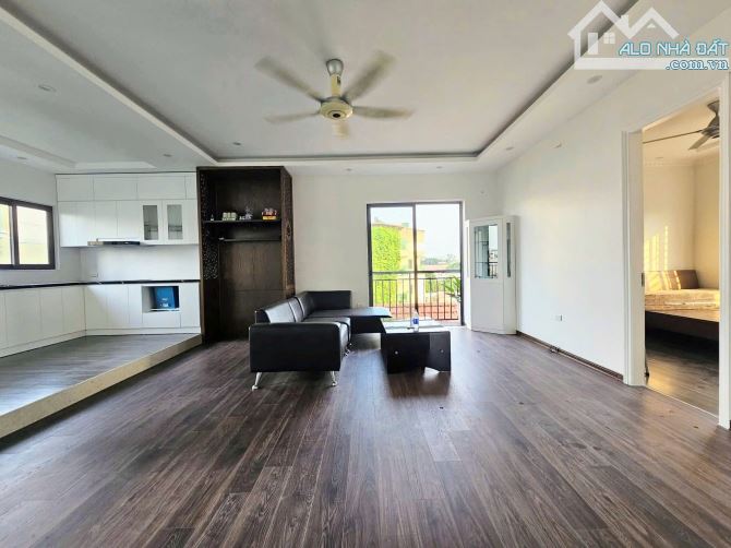 Bán căn hộ tại VĂN CAO, Liễu Giai. Căn hộ 3 ngủ, 2 wc. Căn góc, thoáng sáng.