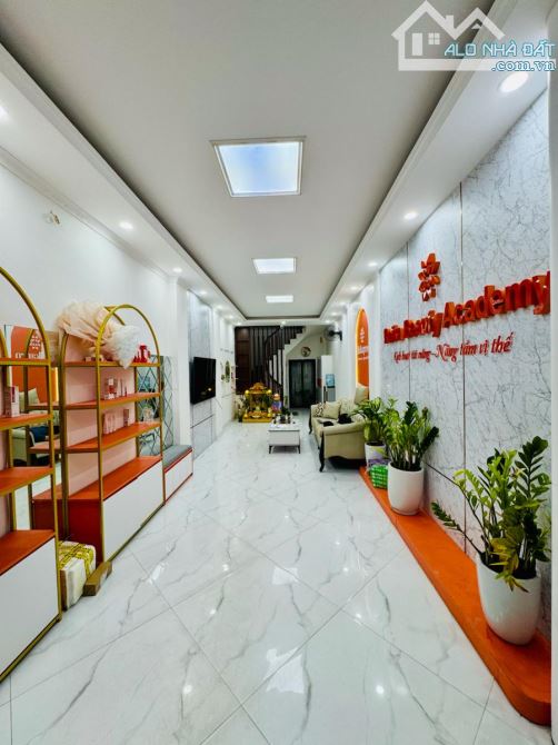 VỪA TÀI CHÍNH! Mặt phố Khâm Thiên, vỉa hè 3m, thông sàn KD, cho thuê 25tr, KCBT