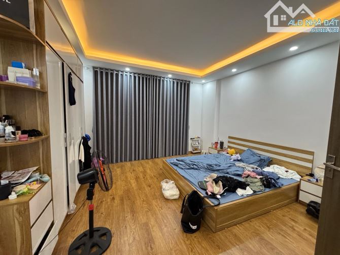 GIÁP NHẤT - 35M² x 5 TẦNG - MẶT TIỀN 4.6M-NHÀ MỚI – FULL NỘI THẤT – Ô TÔ ĐỖ CỔNG- 8.8TỶ