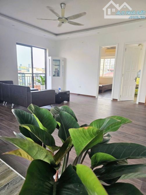 Bán căn hộ tại VĂN CAO, Liễu Giai. Căn hộ 3 ngủ, 2 wc. Căn góc, thoáng sáng.