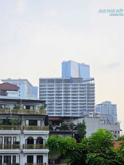 Bán căn hộ tại VĂN CAO, Liễu Giai. Căn hộ 3 ngủ, 2 wc. Căn góc, thoáng sáng.