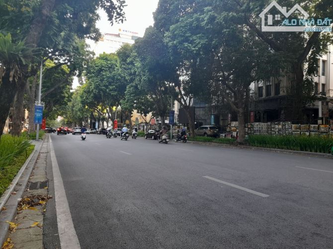 Mặt Phố Bà Triệu, Hoàn Kiếm, Cách Hồ Gươm 100m -  590m2 x 2 Tầng x MT 19.5m Giá 483 Tỷ