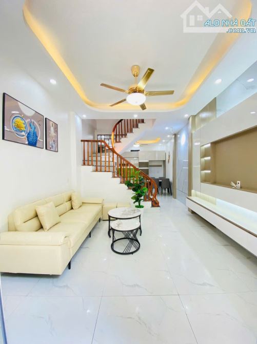Bán nhà ba tầng, diện tích 40 m², hướng đông nam. Giá 2.1 tyt