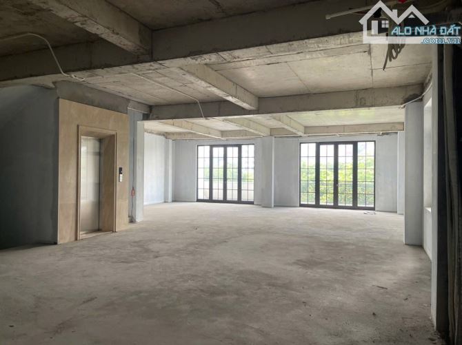 Hồng Tiến- Biệt thự 170m2- Vỉa hè-oto tránh!
