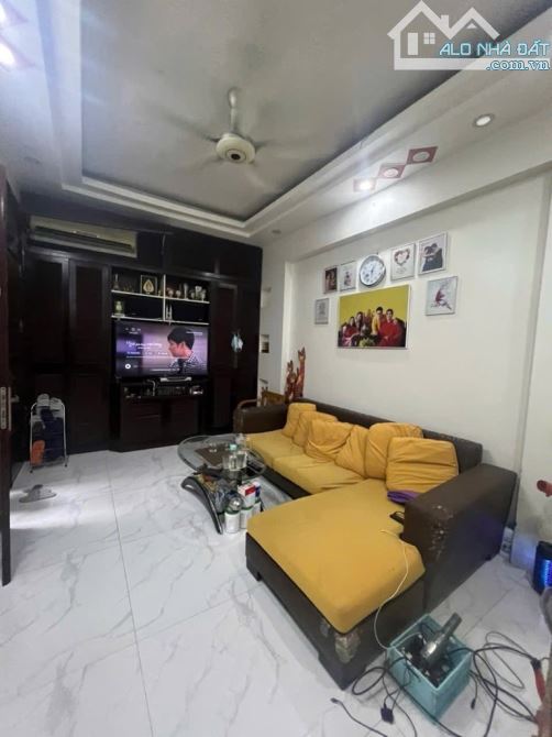 NHÀ TUYỆT CHỦNG. 36m. 5 tầng. 6,5 tỷ. Dân xây. Full nội thất.50m ra Ôtô. Hoàng Quốc Việt