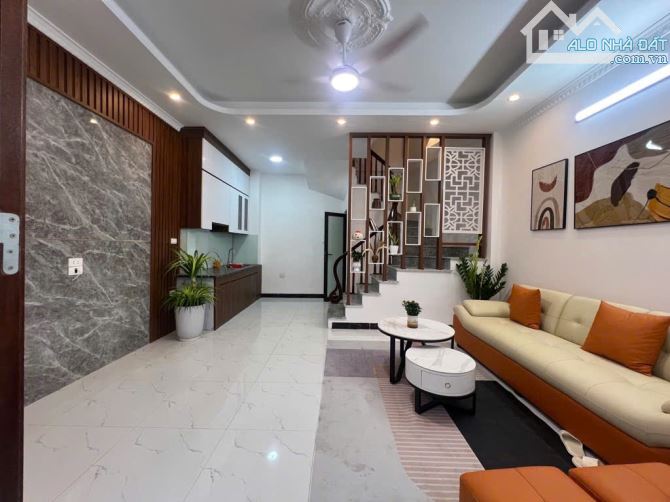 Bán nhà 5 tầngThạch Bàn mới kính coong ,ngõ thoáng , ô tô gửi ngay cạnh nhà chỉ hơn 5 tỷ