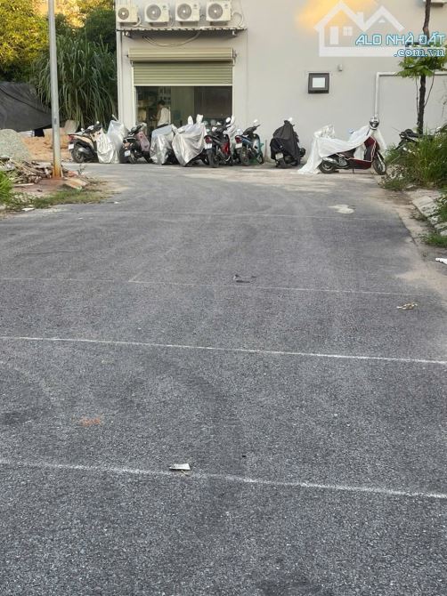 SIÊU PHẨM BÁN ĐẤTKHU  PHÂN LÔ  HInde DỊCH VỤ THĂNG LONG  MT 7,6M  Ô TÔ  TRÁNH NHAU