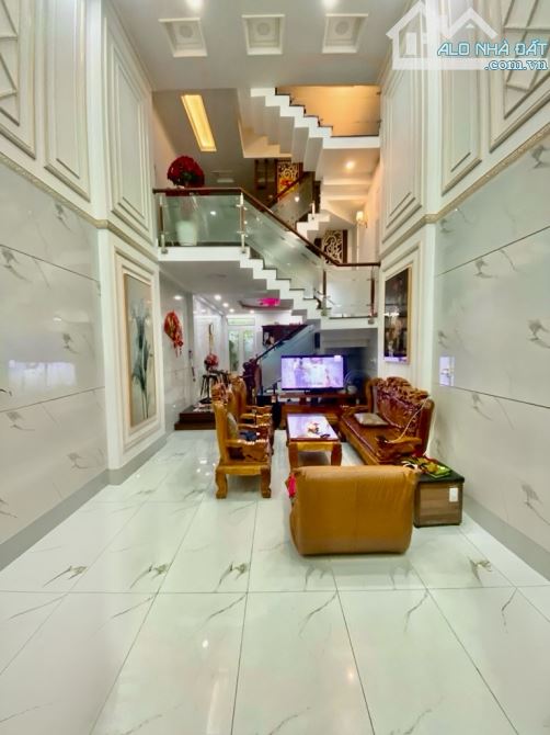 Bán nhà mặt tiền QL 50 vào 50m khu biệt thự, 5 tầng lầu hoàn công đủ