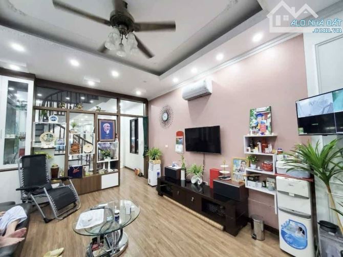 Siêu Hiếm Dương Quảng Hàm 45m,5 Tầng Ngõ rộng 3m5 Ô Tô Đỗ , Sát Phố 30m, Dân Xây