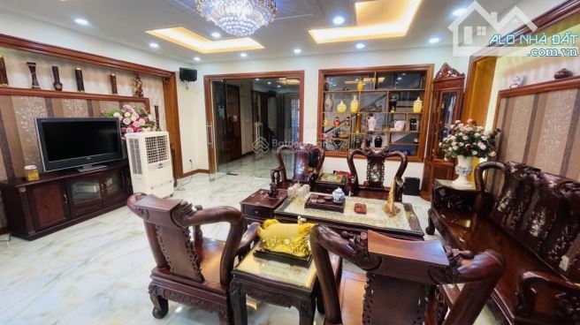 Biệt thự đẹp 5 tầng thang máy đường Phạm Viết Chánh,Quận 1. Giá chỉ: 24,7 tỷ vào ở liền.