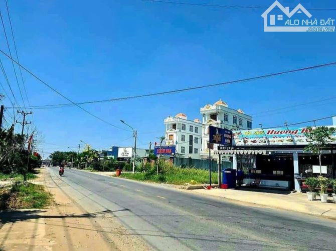 Bán 8.000m2 đất thổ cư, mặt tiền Tỉnh lợ 826 tại Cần Đước. Giá chỉ: 15tr/m2 thương lượng