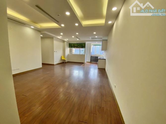 Cho thuê căn hộ chung cư Goldseason 47 Nguyễn Tuân 75m 2 ngủ đồ cơ bản 13 triêu/tháng