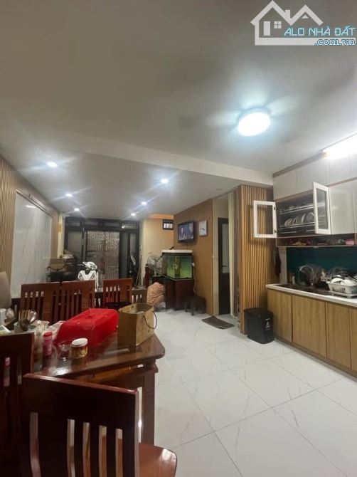 TT CẦU GIẤY-  GIÁP TÂY HỒ- BA ĐÌNH- Gần PHỐ - GẦN HỒ- 20 m NGÕ Ô TÔ TRÁNH- LẠC LONG QUÂN
