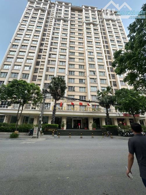 Bán chung cư Cầu Giấy. Lô góc. DT: 124m, 3N, 2VS, khách, bếp. Giá: 10,9 tỷ