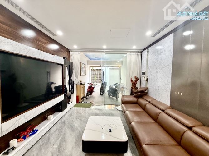 Bán Nhà Sài Đồng 63m2-chỉ 12 tỷ-Ô TÔ VÀO NHÀ-6 TẦNG THANG MÁY-7 PHÒNG-FULL NỘI THẤT
