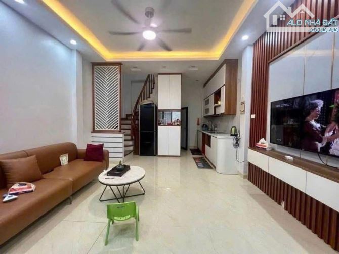 TRUNG KÍNH CẦU GIẤY 35m 5 TẦNG MT 4.2m 9 TỶ NHÀ MỚI Ở NGAY TRUNG TÂM
