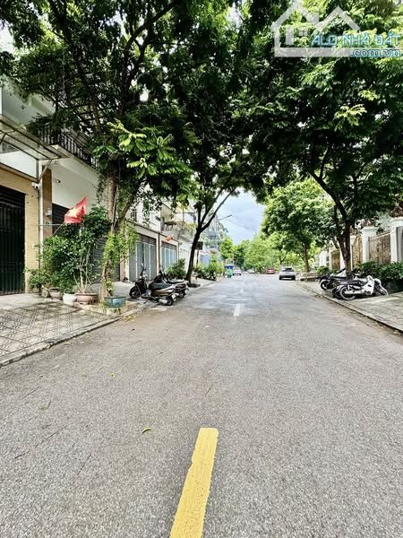 Bán liền kề, LO10 KĐT Đại Kim, 50m2, mt 4m, vỉa hè, 2 mặt đường.