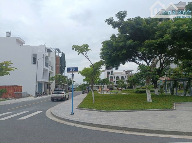 Lô góc đường B3-A2 đối diện công viên VCN PL2  DT 111m2 ngang 8m, hướng đông nam.