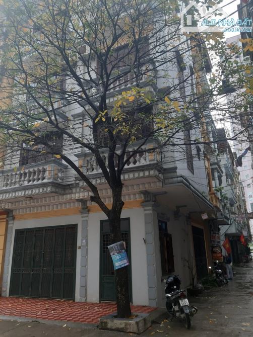 Cho thuê nhà ngõ 100 Hoàng Quốc Việt. Diện tích 50m2 x 4,5 tầng để ô tô, lô góc 2 mặt