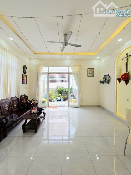 Bán nhà 3 tầng Nguyễn Duy Trinh, P Bình Trưng, TP HCM, DT  83m2, 3PN, SH, giá 6.6 tỷ.