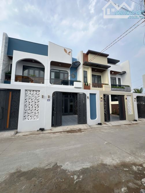 Nhà đẹp Cầu Tràm giáp Bình Chánh DT 140m2 xây 1 trệt 1 lầu 4 phòng ngủ đường thông 5m, SHR