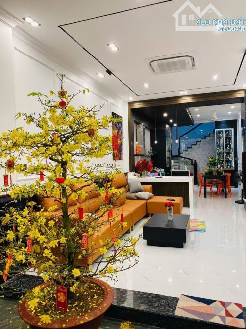 Cần bán nhà đẹp hẻm xe hơi phường Linh Trung Thủ Đức