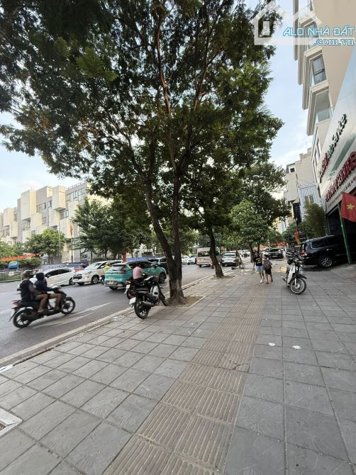 Hiếm. Bán Nhà 6 Tầng MP Khúc Thừa Dụ- Cầu Giấy. DT: 174m2-MT:7,8m. DÒng tiền 200tr/ tháng
