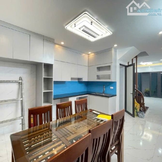 Bán nhà Chùa Bộc 60.6m2, Đống Đa, Ngõ Ba gác, 2 nhà ra ô tô đỗ,12.x Tỷ