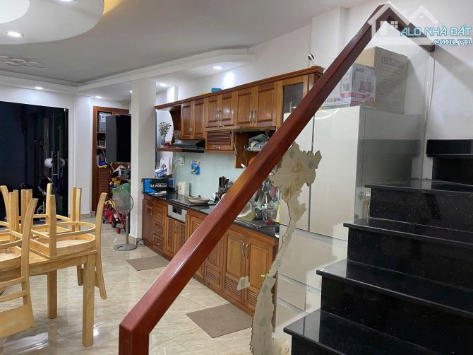 Bán nhà trong hẻm Nguyễn Duy Dương - Dọn vào ở được liền - Deal hời tại Trung tâm