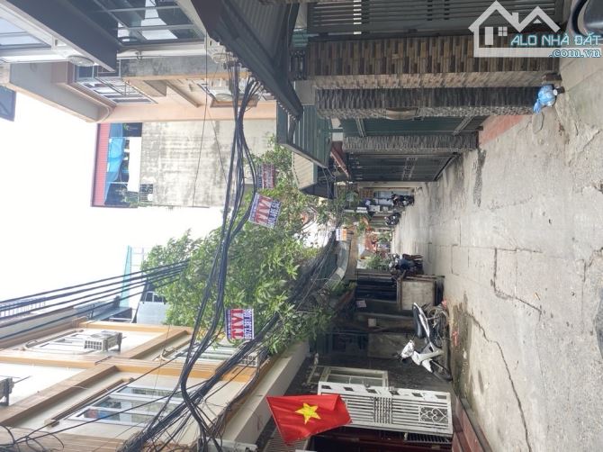 Nhà đẹp Đê Trần Khát Chân - 30m2 - ngõ thông - ô tô đỗ cổng -Sổ vuông bánh chưng