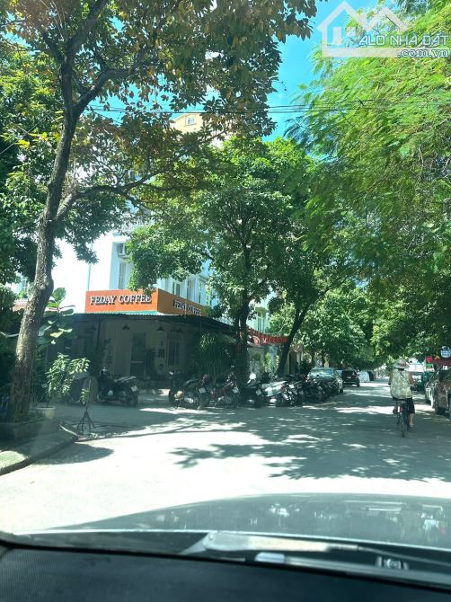 Biệt thự lô góc, vỉa hè kinh doanh Phường Yên Hoà mới 150m 4 tầng 42 tỷ