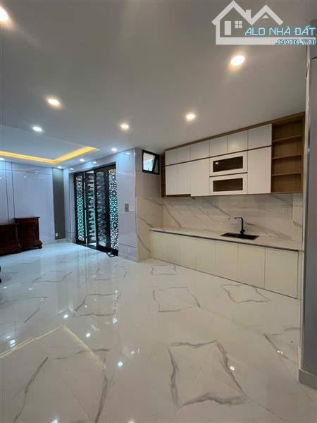 Nhà cũ, 54m2, 2 tầng – 4,05 tỉ.