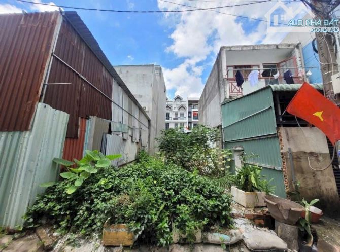 Đất ngay ngã tư ga, Thạnh Lộc 26, sát tl16, DT: 5x17, nở 6m. Giá: 4 tỷ 580 trieu