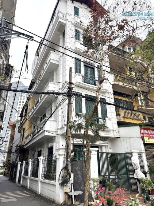 Phân lô, lô góc phố Hoàng Quốc Việt. Ô tô tránh, Kinh doanh, 55m2- giá 17 tỷ Khách nhanh ạ