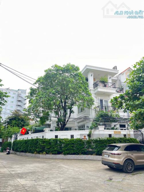 Siêu phẩm biệt thự! ngay Nguyễn Văn Hưởng, Thảo Điền Quận 2(15 x 25,5m) - 4 lầu- Giá 87 tỷ