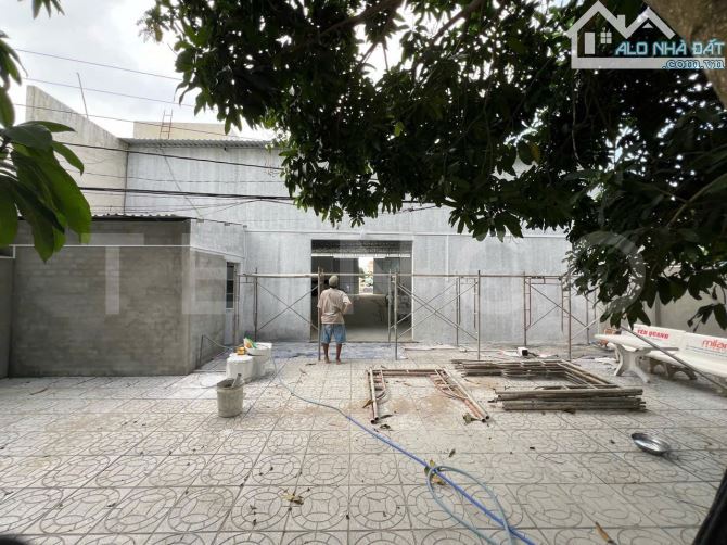 Cho thuê kho xưởng 300m² có sân sau mặt sông nhỏ, đường cặp Quốc Lộ 1A, Q. Cái Răng, TP